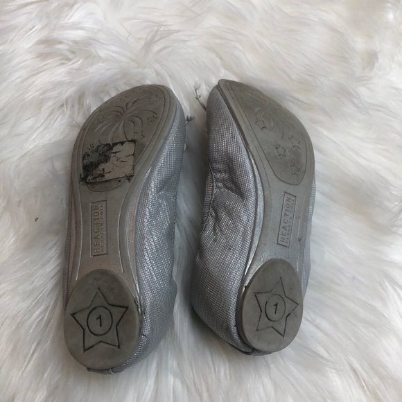 Reaction Kenneth Cole silver flat shoes size 1 - Picture 5 of 6